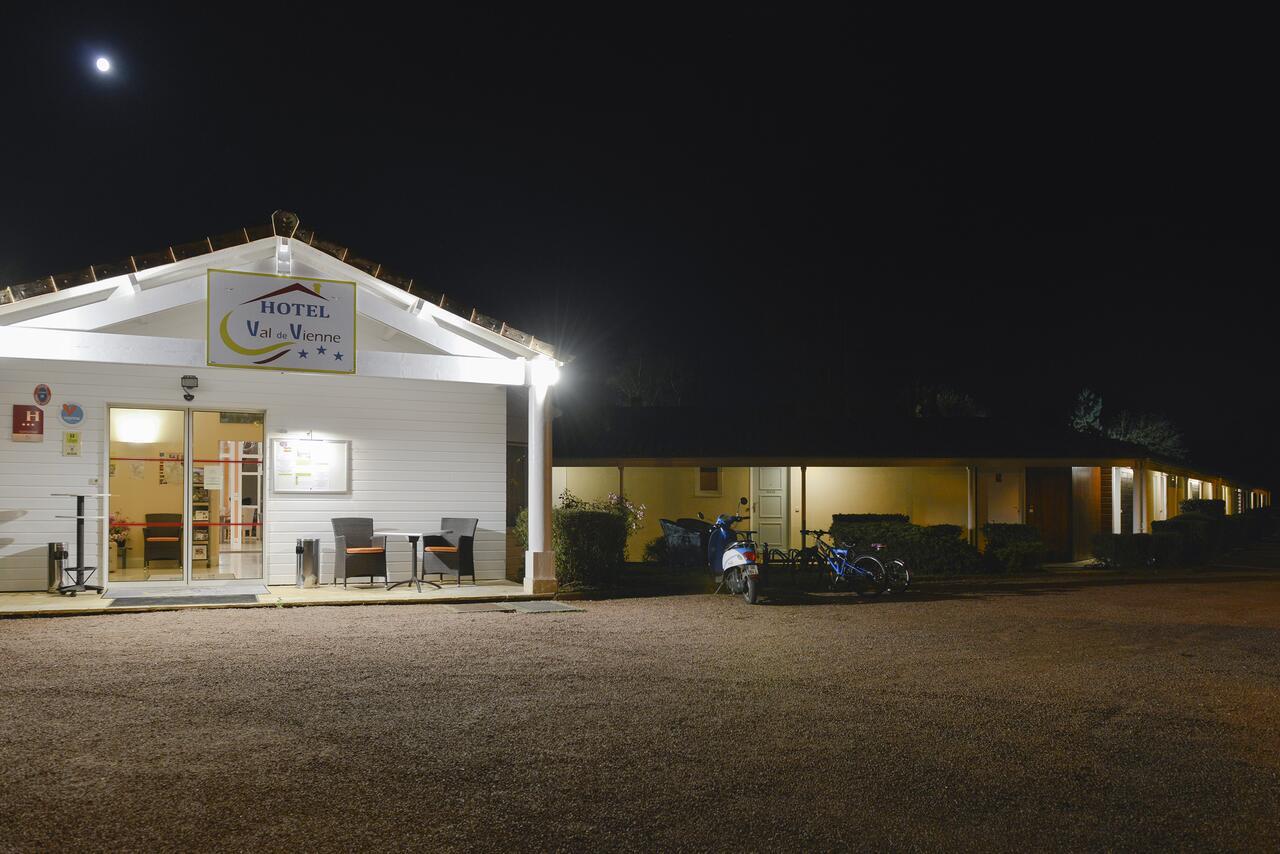 Logis Hotel Val De Vienne Le Vigeant Eksteriør bilde