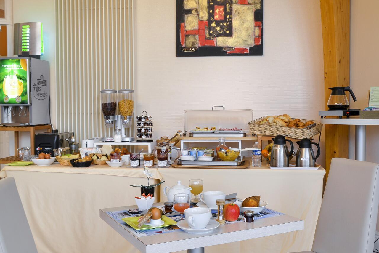 Logis Hotel Val De Vienne Le Vigeant Eksteriør bilde