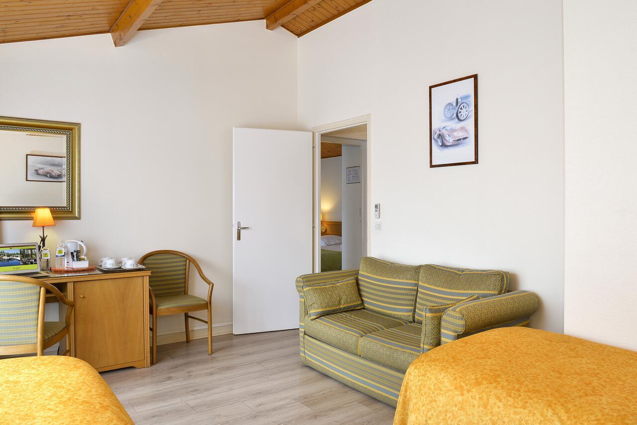 Logis Hotel Val De Vienne Le Vigeant Eksteriør bilde