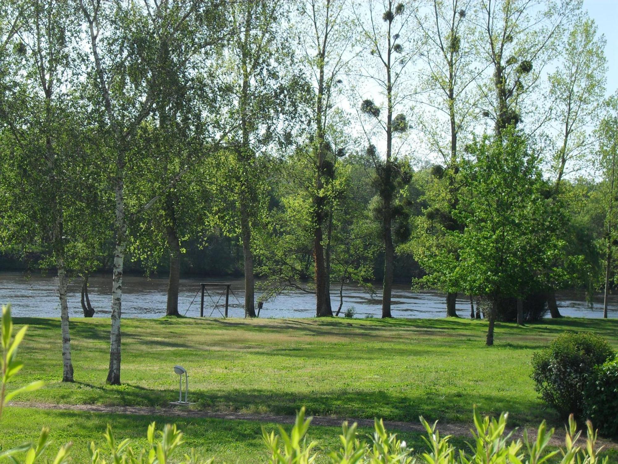 Logis Hotel Val De Vienne Le Vigeant Eksteriør bilde