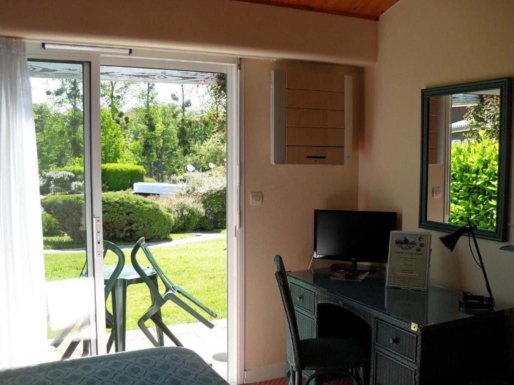 Logis Hotel Val De Vienne Le Vigeant Eksteriør bilde