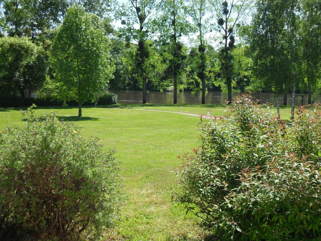 Logis Hotel Val De Vienne Le Vigeant Eksteriør bilde